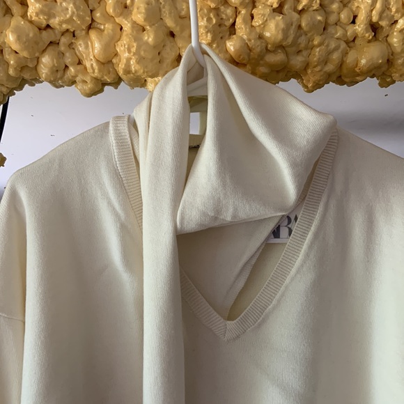 NWT Zara 2022 fall collection sweater with attached scarf, size L - Picture 2 of 5